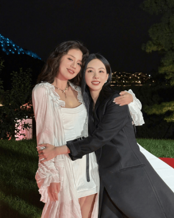 通盈证券 黎吧啦小耳朵十年后重聚！马思纯与陈都灵拥抱合照